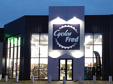 Cette photo repréente la façade du magasin de vélo Cycles Fred situé à Abbeville sur le PArc d'activités de Vauchelles-les-Quenoy.